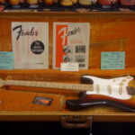 Guitarra Fender Stratocaster vintage expuesta en una feria