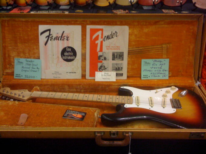 Guitarra Fender Stratocaster vintage expuesta en una feria