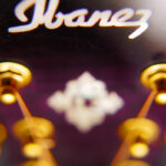 Guitarra eléctrica Ibanez con logo de la marca