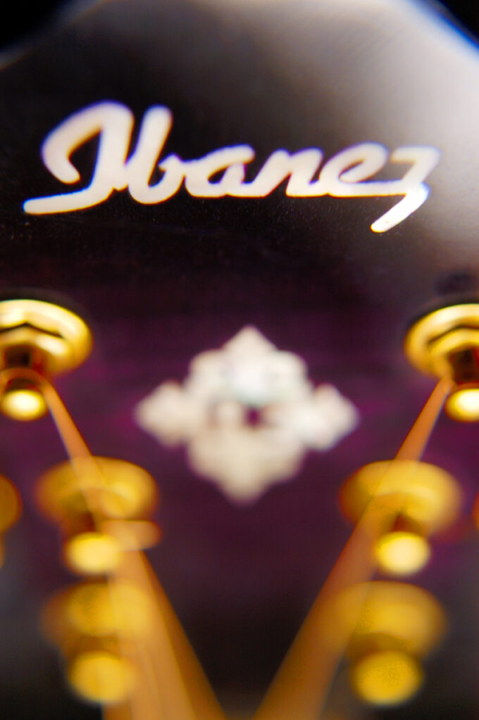 Guitarra eléctrica Ibanez con logo de la marca