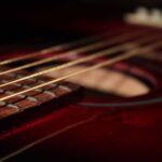 Primer plano de una guitarra acústica