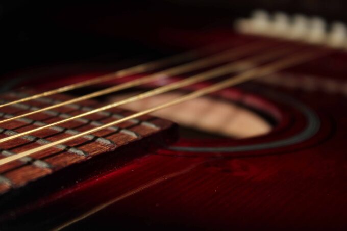 Primer plano de una guitarra acústica