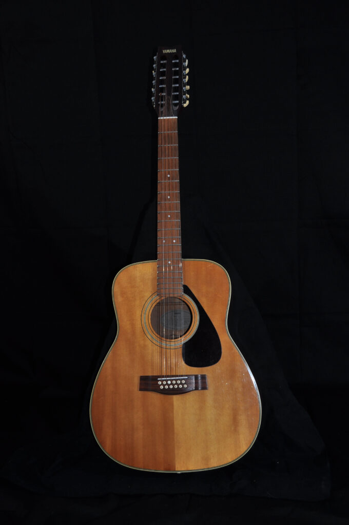 Guitarra acústica de 12 cuerdas