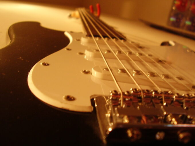 Primer plano de una guitarra eléctrica