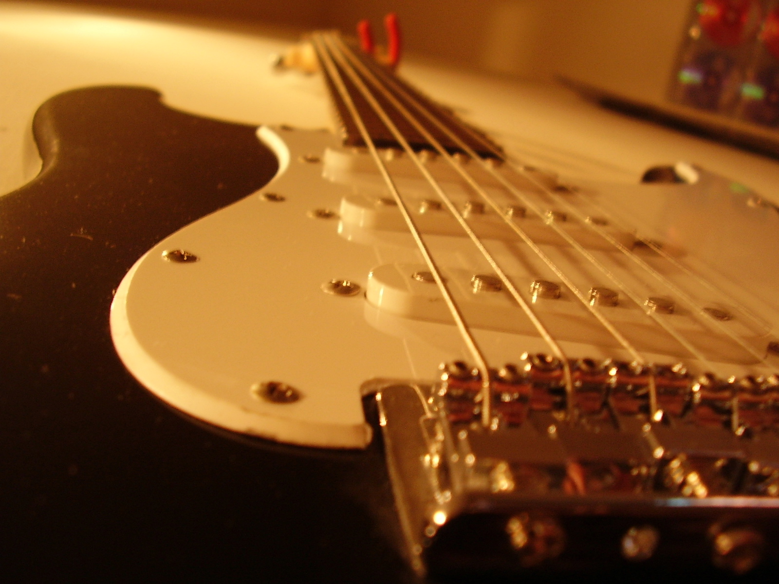 Primer plano de una guitarra eléctrica