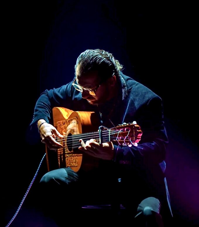 Guitarrista español tocando en directo