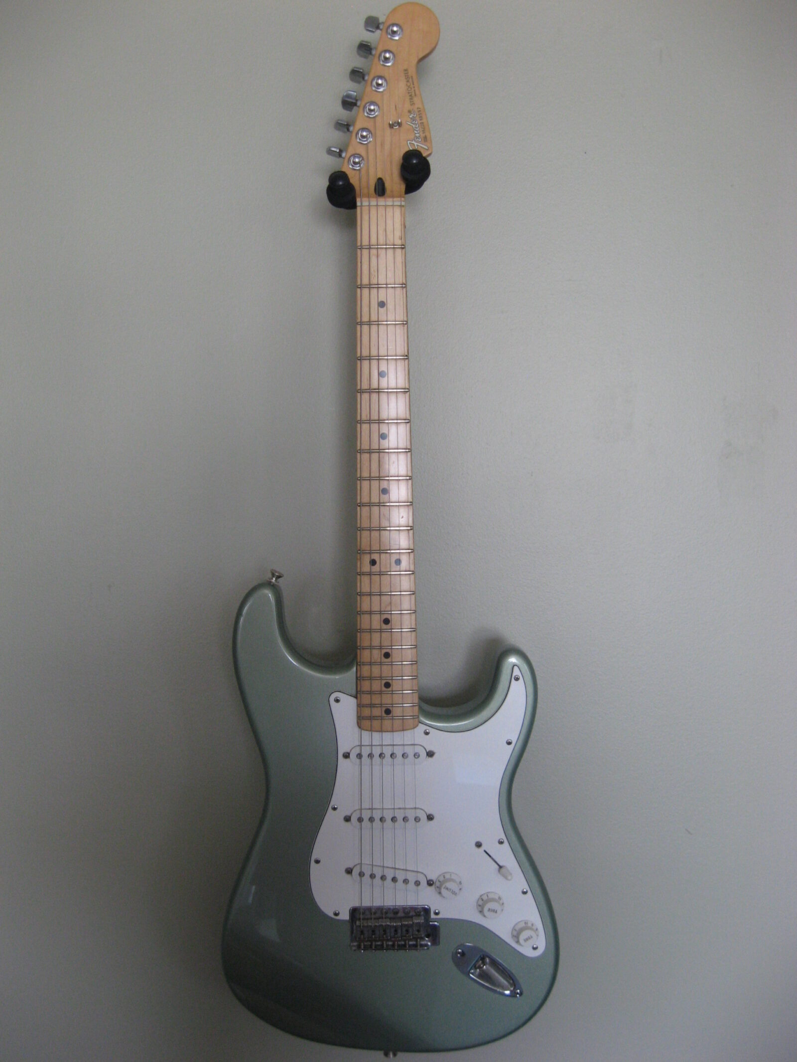 Puente y tremolo de una guitarra eléctrica tipo Stratocaster