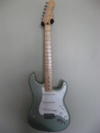 Puente y tremolo de una guitarra eléctrica tipo Stratocaster