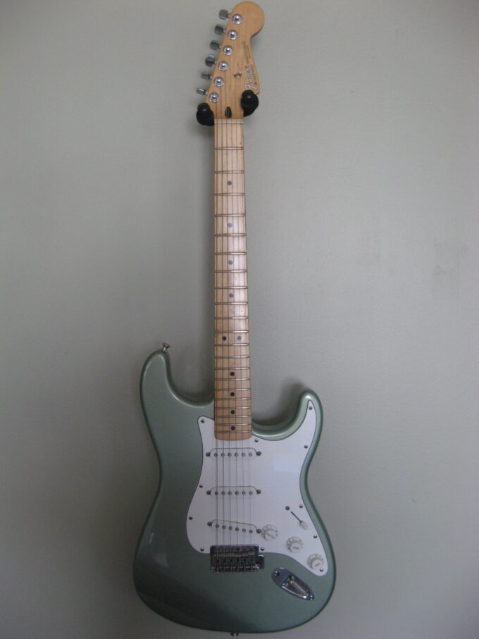 Puente y tremolo de una guitarra eléctrica tipo Stratocaster